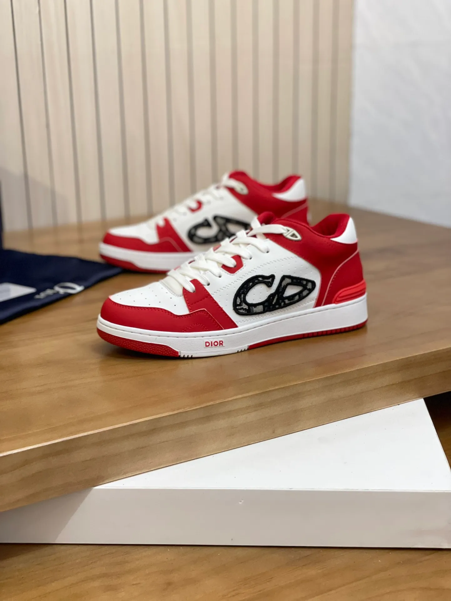 Men's shoes: 💰P440¥ Product trademark: Dior* "Dior*" high-top casual shoes Regular size: 38-44 (can be customized to 45.46) Product materials: Upper imported cowhide stitched with original fabric, breathable lining, original outsole. Number: 1006
